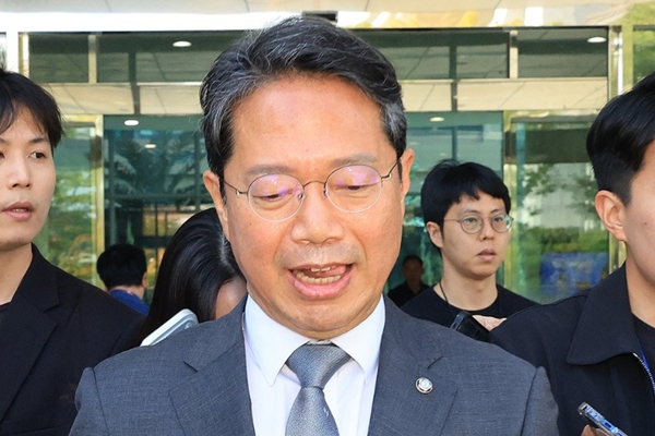 한동훈 두 시간 반 동안 8개 게시물 올리면서 김민석 공격 : 청문보고서 채택된 김승원 돌연 사퇴, 청와대는 확인이 어렵다