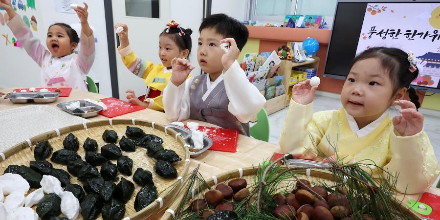 [허프 트렌드] 열차 선반에 누워 가던 추석, 이제 '역귀성'도 옛말 : 팔월 한가위 '민족대이동' 60년 변천사