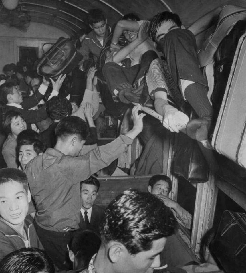 열차 선반에 누워 가던 추석, 이제 '역귀성'도 옛말 : 팔월 한가위 '민족대이동' 60년 변천사