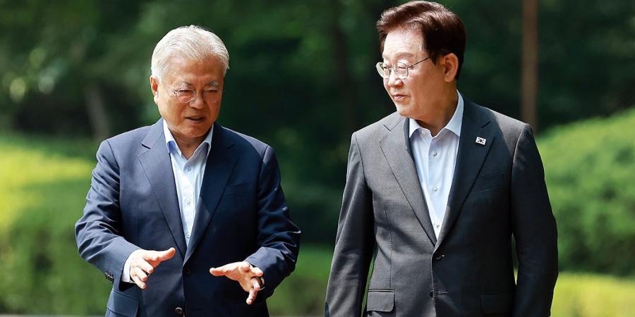 이 대통령, 민주당 의원들에 '노무현 평전' 선물했다 : 이를 '통합 행보'라 불러야 하는 해괴한 상황