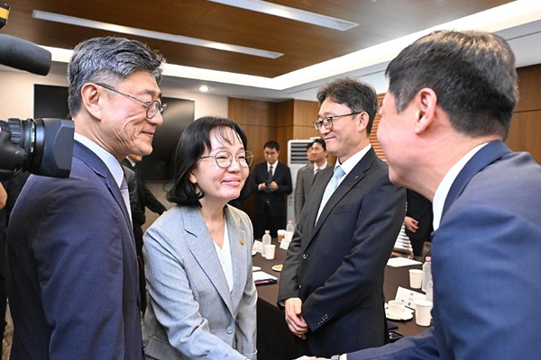 통신 3사 CEO들 송경희 개인정보보호위원장과 첫 간담회 : '개인정보 최우선' 공동 선언문 발표