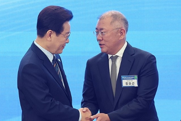 정의선 현대차그룹 9조 투자에 새만금 개발 시계 15년 빨리 돌아간다, SK그룹 발목 잡았던 '전력'이 남은 변수