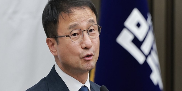 민주당 '조작기소 특검법안' 국감 이후로 미뤘다 : '공취모' 100명 넘기더만 지지율 앞에 장사없다