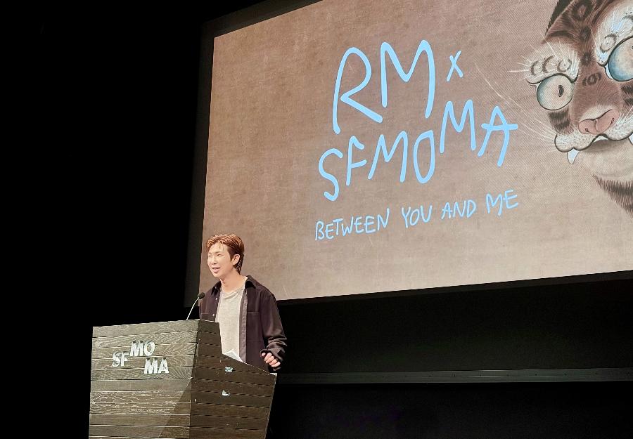 BTS 리더 RM의 남다른 미술 사랑 : 국중박에 1억 원 기부, 미국 미술관에서 10년간 모아온 작품 140여 점 공개