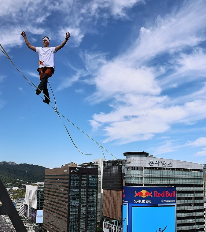 광화문 120m 허공서 외줄타기 : 세계 슬랙라인 챔피언 얀 루스, 길이 160m 줄 타며 묘기 선보이다
