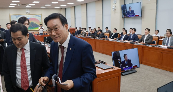 국회 정무위 기업인 18명 국정감사 일반증인 채택 : 단일종목 레버리지 ETF 관련 김용범·박현주 증인채택은 불발