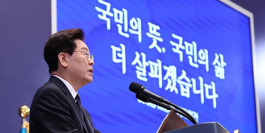 이재명 우리는 모두 동지, 18일 만에 조국과 정면충돌 : 청와대의 '한밤 반박' 무리수
