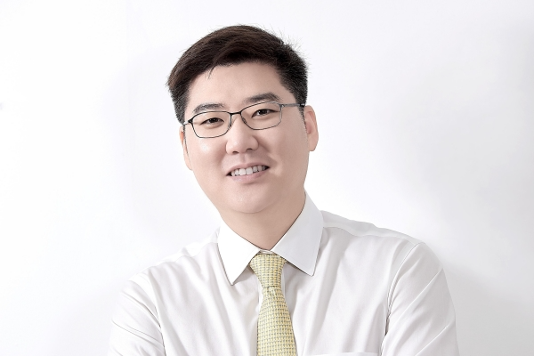 국제약품 남태훈 부회장 부친 지분 전량 증여받아 개인 최대주주 올랐다 : 3세 승계 남은 과제는 지배구조 최상단 '우경'의 지분