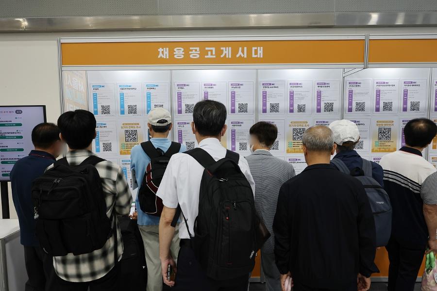 43세에 백수 됐습니다, 갈 곳 없습니다 : 중장년 재취업 가로막는 '삼중 장벽'