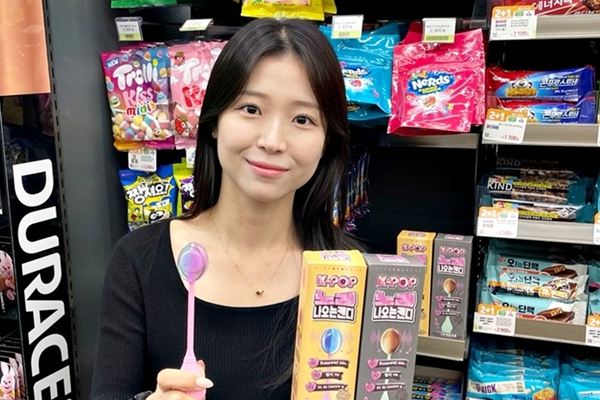 편의점 진열대 바꾸는 Z세대의 소비 철학 '밥값은 아끼고 덕질엔 지갑 연다' : K팝 앨범·포토카드·뽑기까지 편의점에서 산다