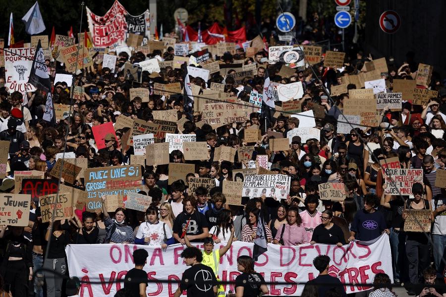 '혁명의 나라' 프랑스 덮친 혼돈과 무기력 : 10대는 거리로, 정부는 빚더미, 극우는 노골적 집권욕