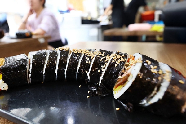 ‘김밥 전성시대’에도 분식집 메뉴판에서는 김밥이 사라진다 : 저렴한 한 끼가 아니라 편의점 간편식·글로벌 K푸드로 