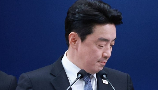 '전 비서실장' 강훈식에게 청와대는 무덤 될까, 발판 될까 : 15개월 만에 권력 중심 떠난 그의 정치 행보 전망해봤다