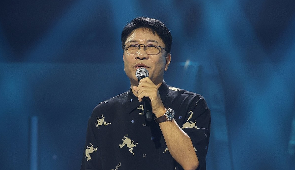 '이수만'은 이 시대에도 유효할까 : 원조 K팝 프로듀서가 30년 세월 품고 감성·테크닉의 현란한 조합을 새 아이돌에 구현했다