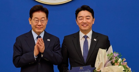 '전 비서실장' 강훈식에게 청와대는 무덤 될까, 발판 될까 : 15개월 만에 권력 중심 떠난 그의 정치 행보 전망해봤다