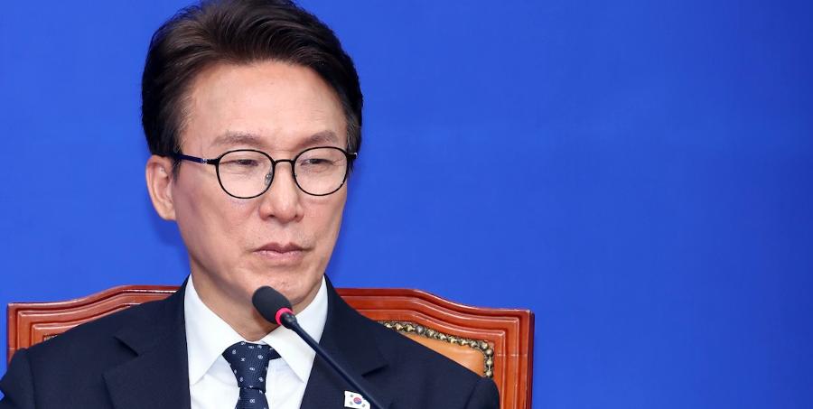 민주당 박지원이 김민석의 신천지 의혹 재점화에 대통령 지지도 떨어져 비판 : 반복되는 여권 내 갈등, 당대표 리더십 시험대