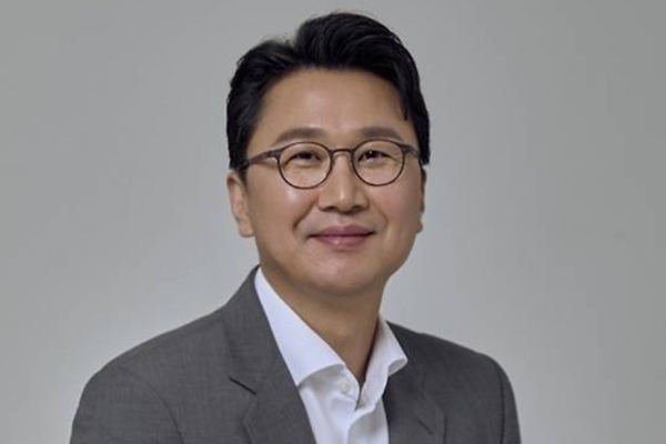 세라젬 이환성 창업주가 전문경영인 이경수 대표를 '입양'했다 : 경영권을 넘어 회사를 물려준다는 의미다