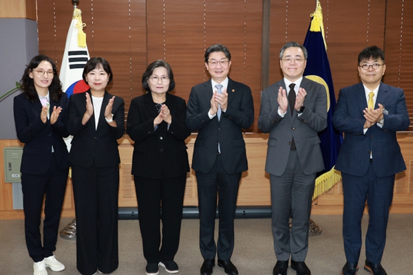 금융당국 규제와 관행 이번엔 '소비자의 눈'으로 본다 : 금융위 제 6기 옴부즈만 위원장에 문미란 한국소비자단체협의회장 위촉 