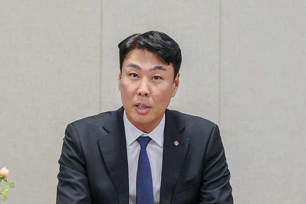 정현석 롯데백화점 '명품 호조 이후' 성장동력 모색 : 원화 강세 겹치며 외국인 소비 감소, '내국인 고정 고객' 늘릴 묘안 찾는다