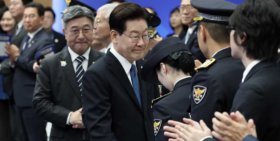 검찰총장 대행, 문 전 대통령 뇌물수사에 과도한 수사 : 친문계 '검찰권 남용' 성토 이틀 만