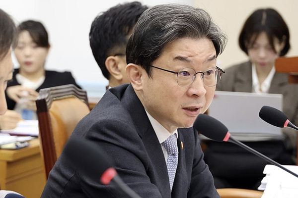 금융위원장 이억원 SK그룹 '솔리다임 중복상장' 규제 대상 못 박아 : 가이드라인 적용 대상이다