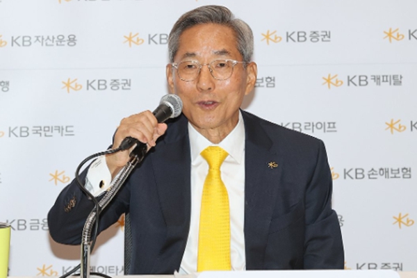 윤종규 은행연합회장 하마평에 KB금융 고문료 논란 변수로 : 금융계 원로 퇴임 후 예우 관행 도마에