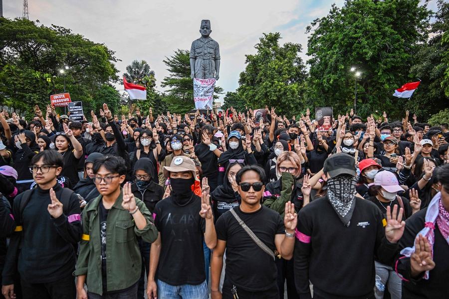 비 쏟아지자 소방대원은 울먹이며 감사기도 올렸다 : 몇달 동안 산불과 싸우는 인도네시아, '산소 버스'도 등장
