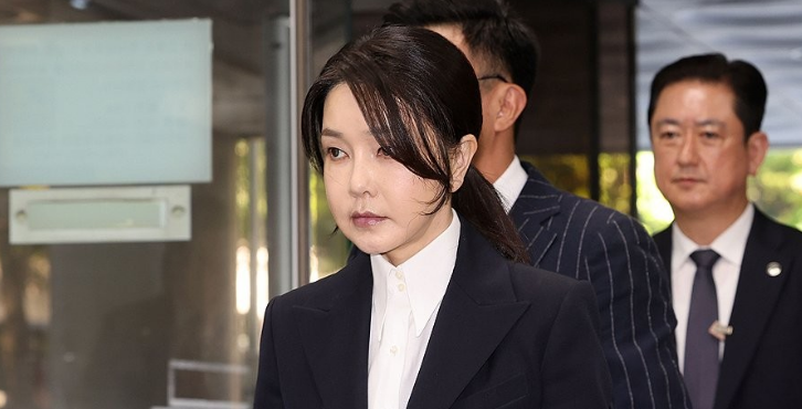 김건희 대법 재판부에 '넙죽' 엎드려 인사했다, 45분 심리 중 건강문제 호소만 15분 : 민주당, 추가구속 영장 발부 촉구