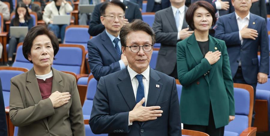 민주당, '대법원 조희대 국정조사 추진' 의총 의결 : '탄핵' 요구하는 조국혁신당과 거리 두기