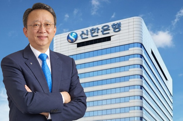 신한은행 정상혁 3연임 도전과 '순이익 4조' 예비 성과 : 국감서도 '실적' 강조했지만 '고객정보 유출' 책임론 만만찮다