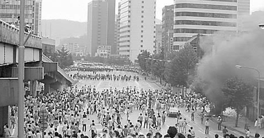[한일 허프 필담] 한국의 '응원봉'과 일본의 '펜라이트' : 한국과 일본의 시민들이 새롭게 거리로 나섰다