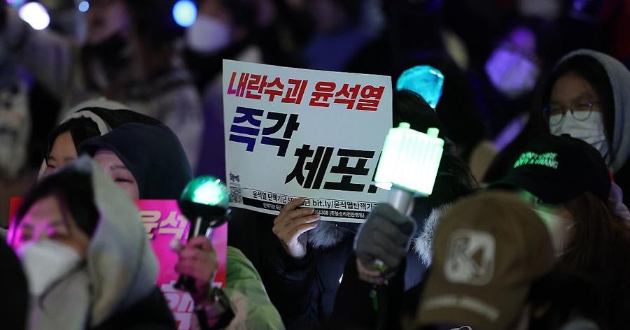 [한일 허프 필담] 한국의 '응원봉'과 일본의 '펜라이트' : 한국과 일본의 시민들이 새롭게 거리로 나섰다