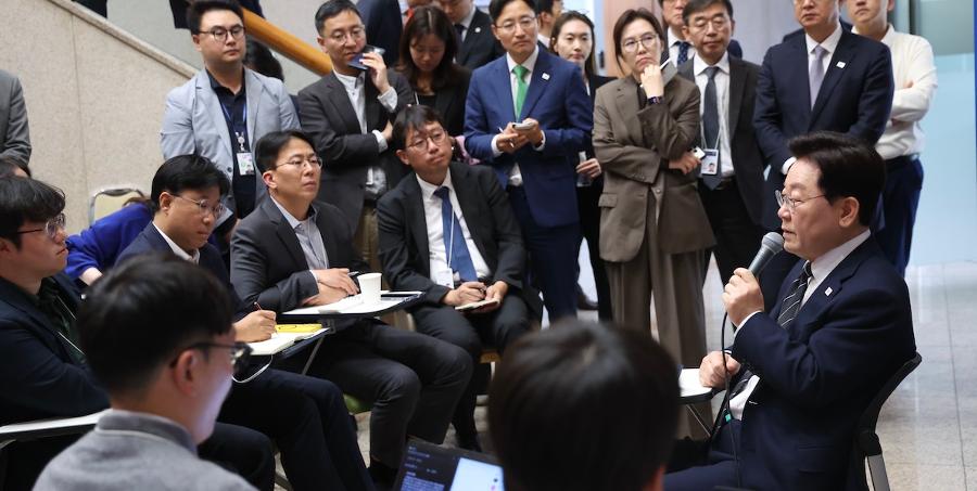 이 대통령, 여당 중진과 '통합 만찬' 앞두고 강경파에 '무극파' 재차 비판 : 그의 '통합'은 '선택적 통합'인가