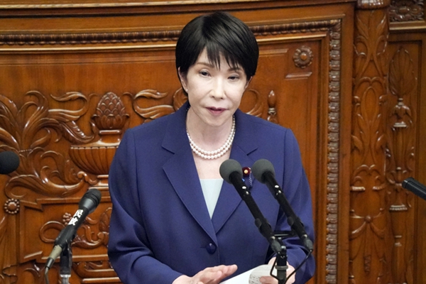 일본 다카이치 총리 전기차 보조금 삭감 계획 경제산업성 반대 부딪혀 :  내수 창출 단계에서 시기상조