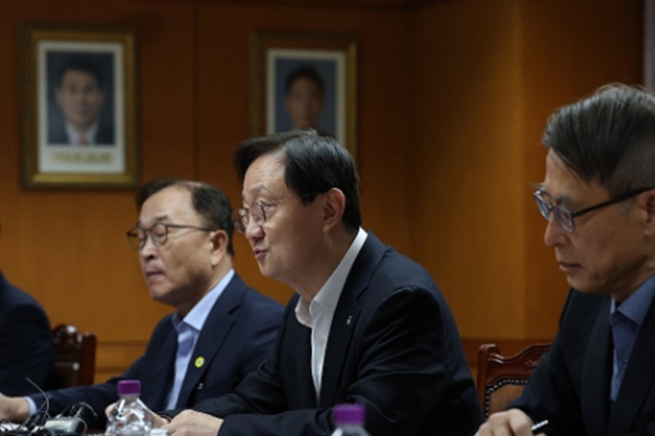 이찬진 금감원장 은행지주 이사회 안건 99% 원안 가결에 쓴소리 : 경영진 견제하고 CEO 인선 투명성 높여야