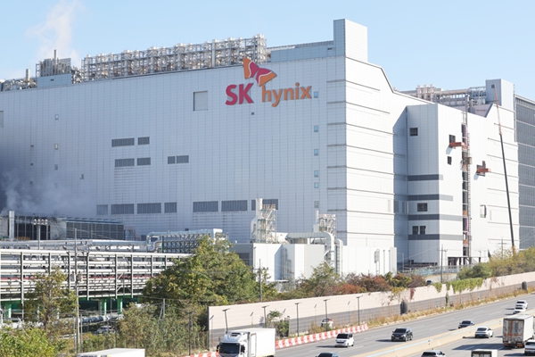 SK하이닉스 '장기 공급 계약 확보' 내세우며 'AI 회의론' 진화 나섰다 : 미국 연준 금리 인상 여부는 변수로
