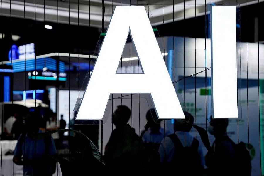 전쟁·AI·기후재난, 불확실한 내일에 '오늘의 작은 위로' : '온라인 사찰' 가고, '왁뿌볼' 부수고, '멘헤라' 부른다