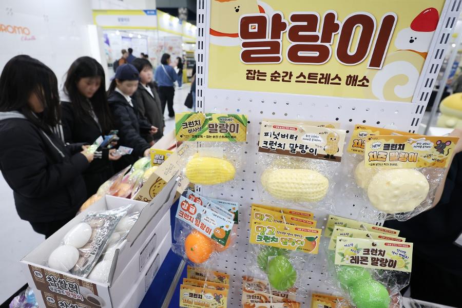 전쟁·AI·기후재난, 불확실한 내일에 '오늘의 작은 위로' : '온라인 사찰' 가고, '왁뿌볼' 부수고, '멘헤라' 부른다